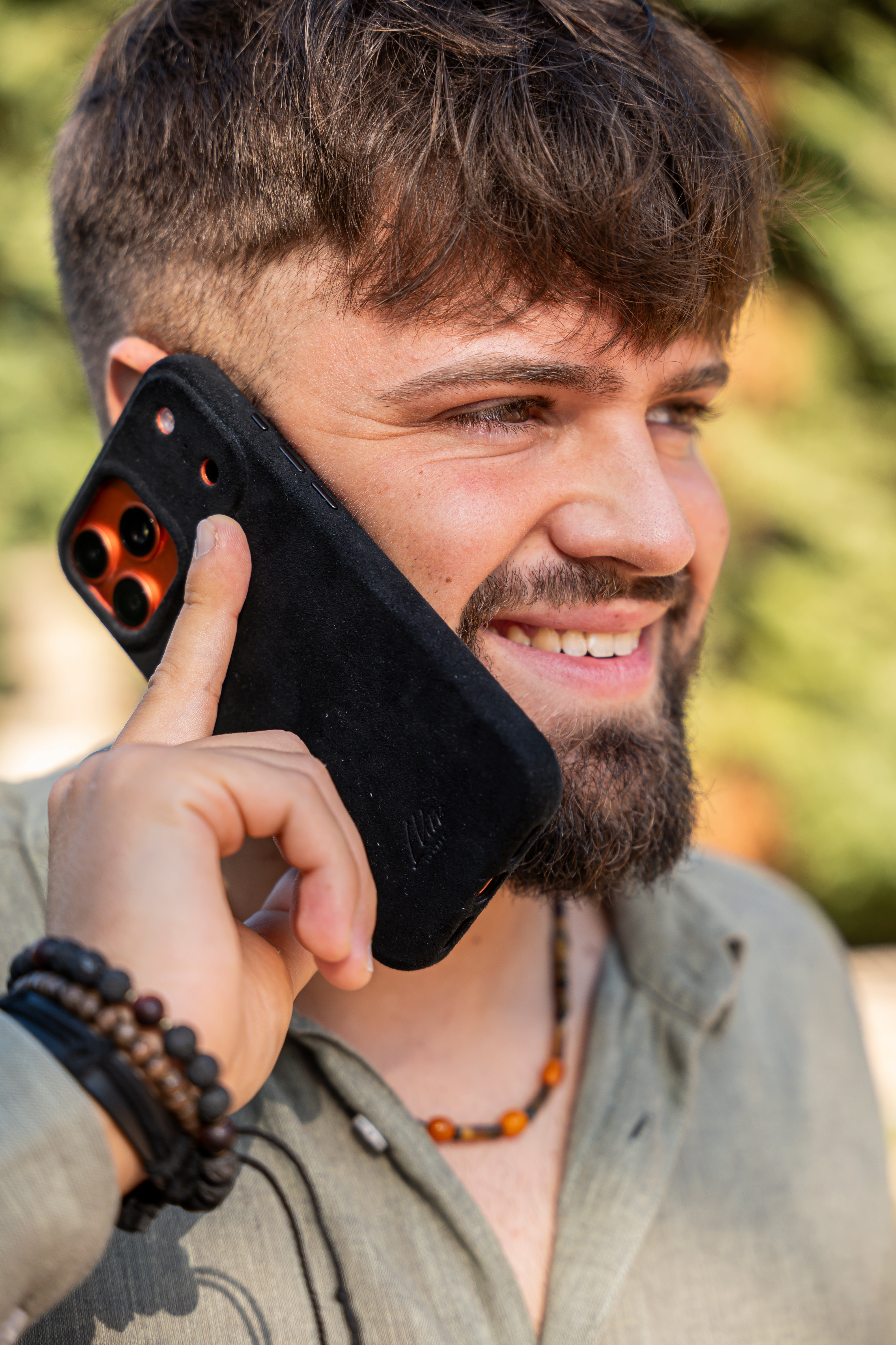 Alcantara Handyhülle pflegen: So bleibt dein Case wie neu