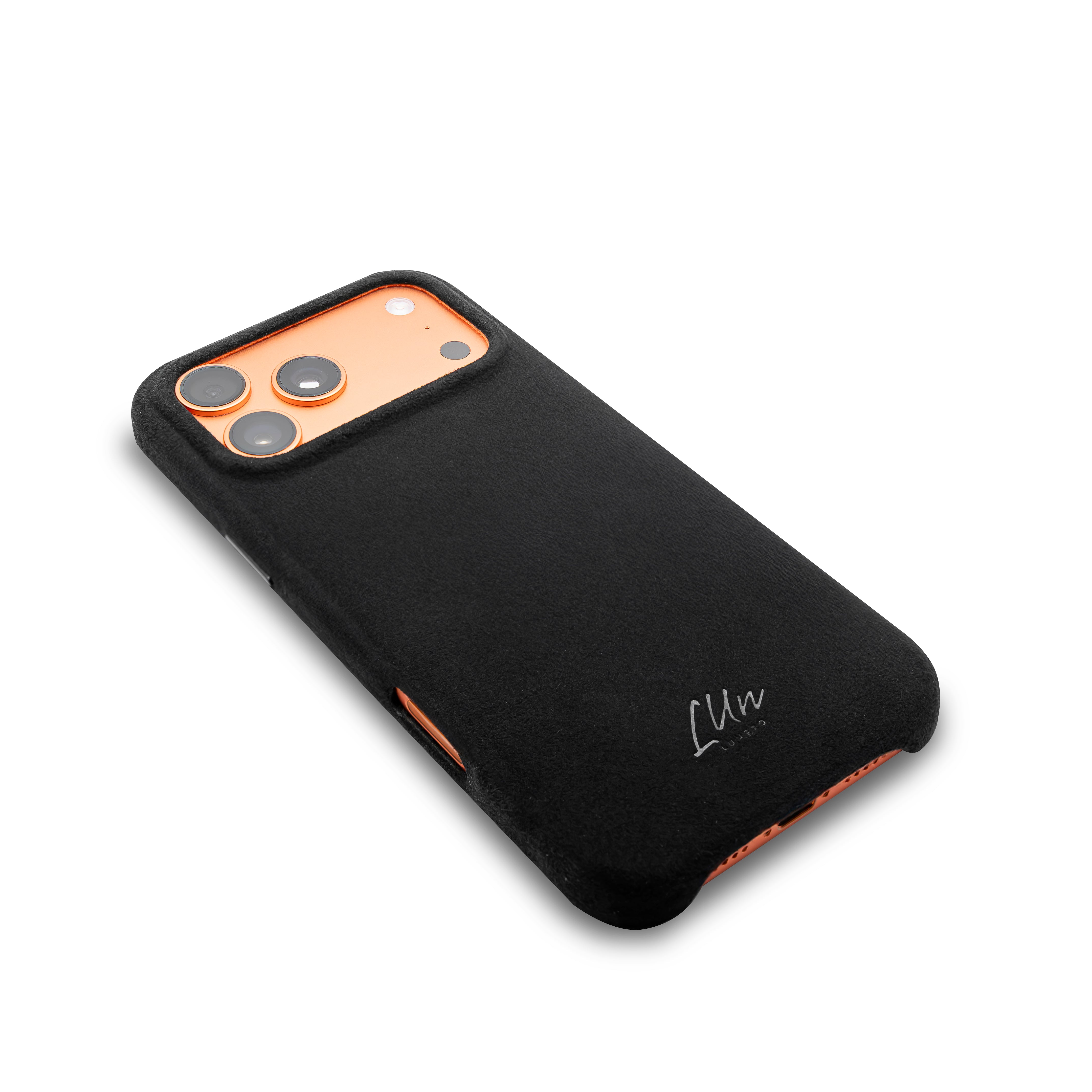Alcantara Leder Handyhuelle schwarz Perspektive mit LUNERO Logo und Kameraaussparung Como iPhone