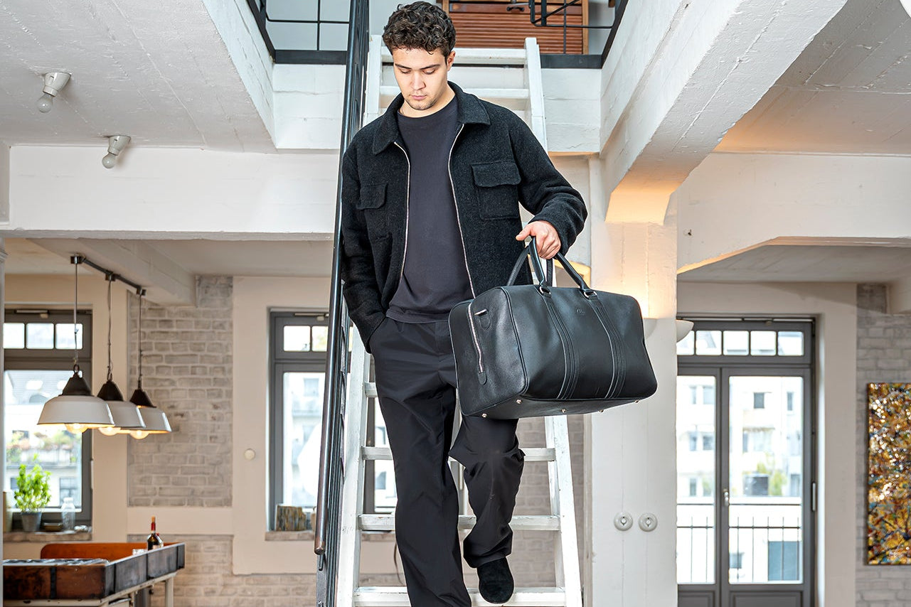 Ein Leder Weekender in schwarz für Herren aus Leder, reisegepäckfähig
