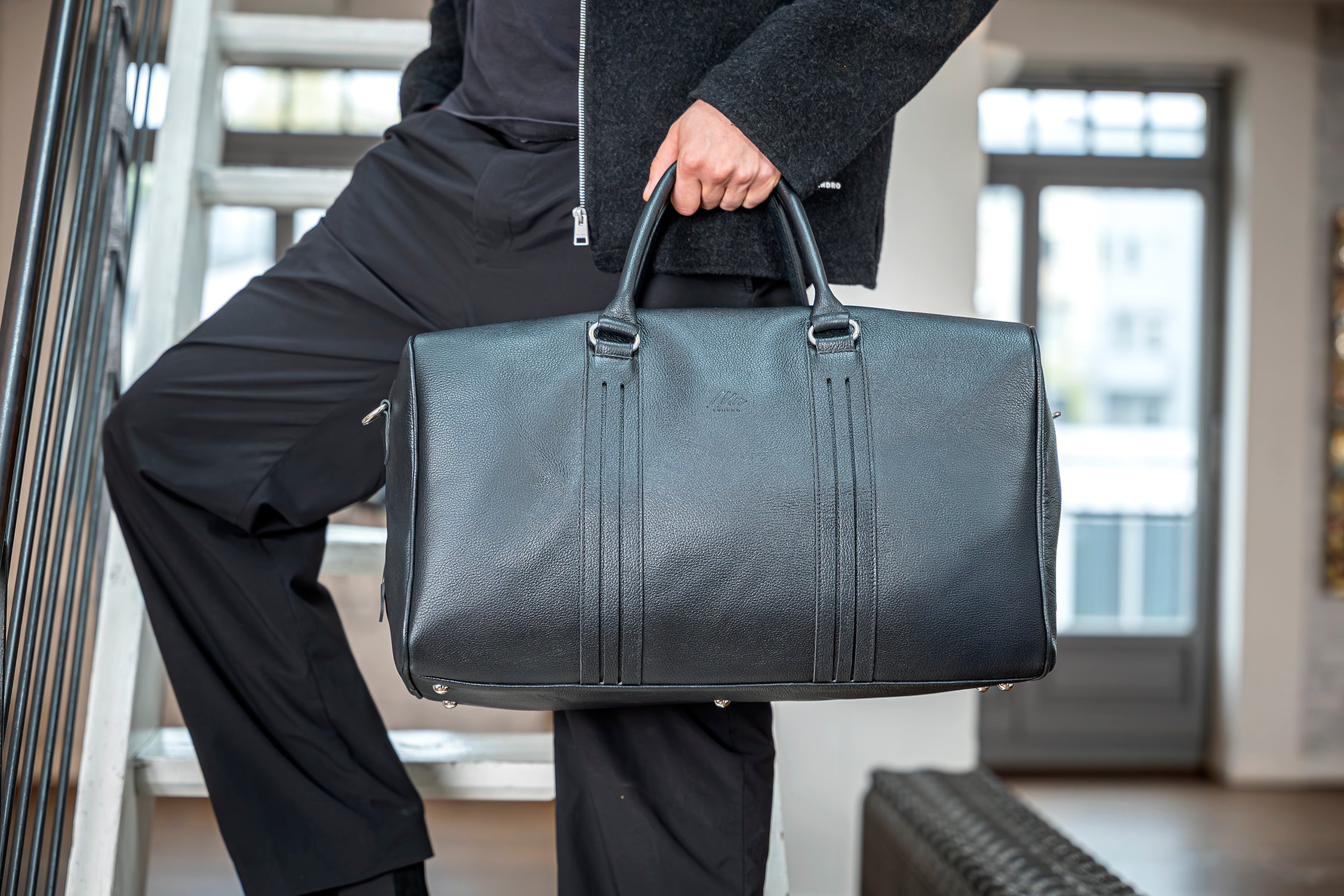 Ein Leder Weekender in schwarz für Herren aus Leder, reisegepäckfähig